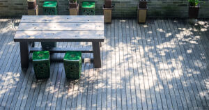 terrasse sur plots en bois composite gris clair