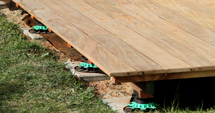 terrasse sur plots en bois exotique avec plots verindal