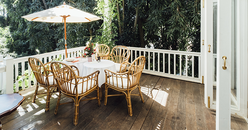 terrasse en bois sur plots ombrée en plein été