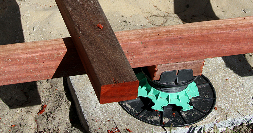 terrasse sur plots en bois exotique avec plots Verindal