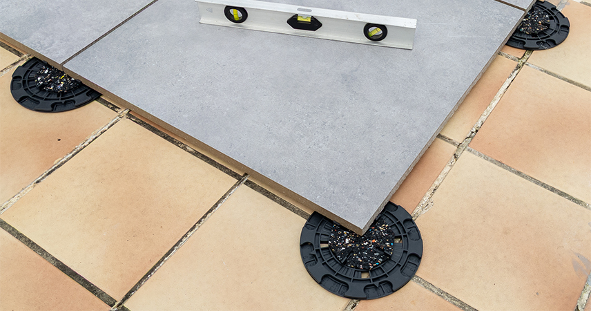 plot jouplast 8/20mm avec gomme acoustique pour une terrasse sur plots dalle