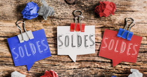 post-it aux couleurs de la France pour annoncer l'arrivée des soldes