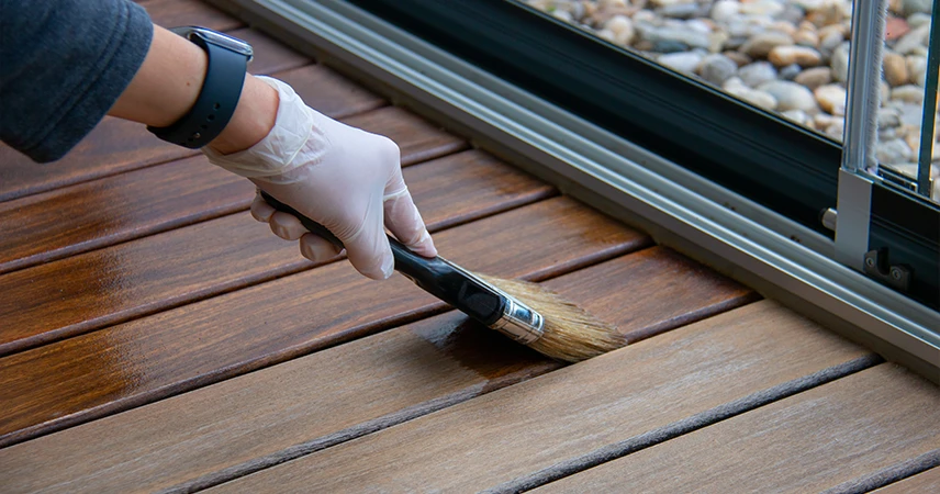 huile réparateur sur lames de terrasse en bois