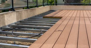 terrasse en bois composite en plein aménagement sur des lambourdes en aluminium