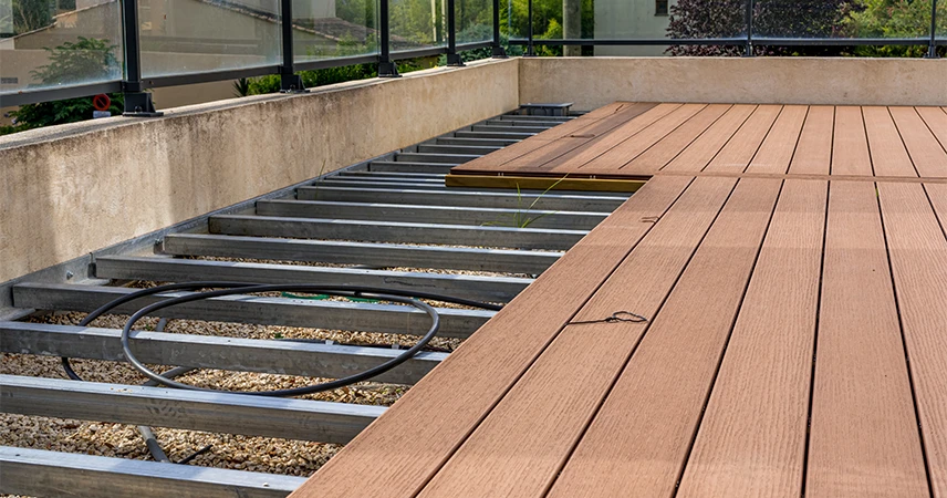 terrasse en bois composite en plein aménagement sur des lambourdes en aluminium