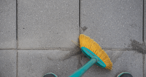 Sable sous une terrasse sur plots