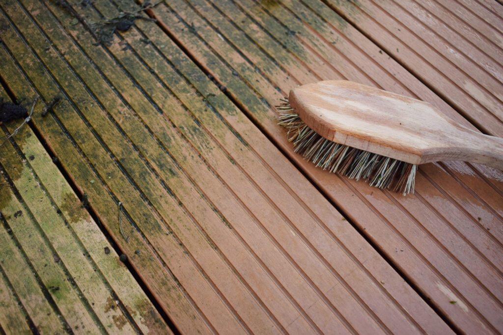 nettoyage terrasse en bois composite avec savon noir