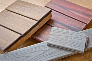 Échantillons de lames de terrasse en bois naturel et en composite, en teintes marron, rouge et gris