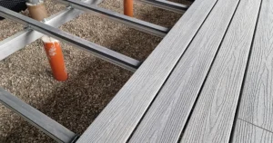terrasse en composite gris clair