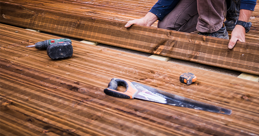 pose de lames de terrasse bois pour une terrasse sur plots