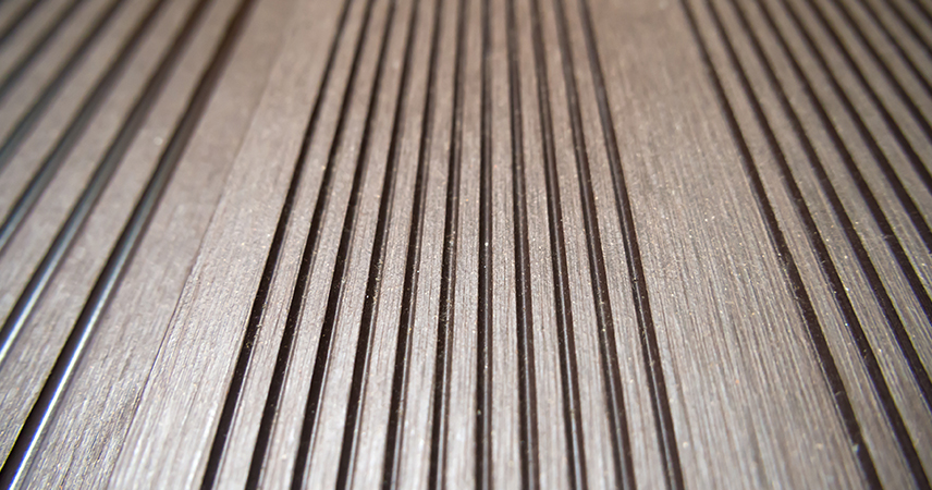 terrasse sur plots avec lames de bois en composite