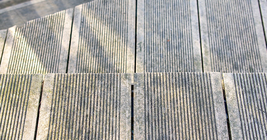 marche en lames de terrasse en composite