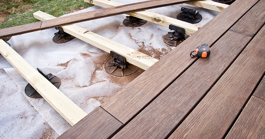 aménagement d'une terrasse sur plots en bois