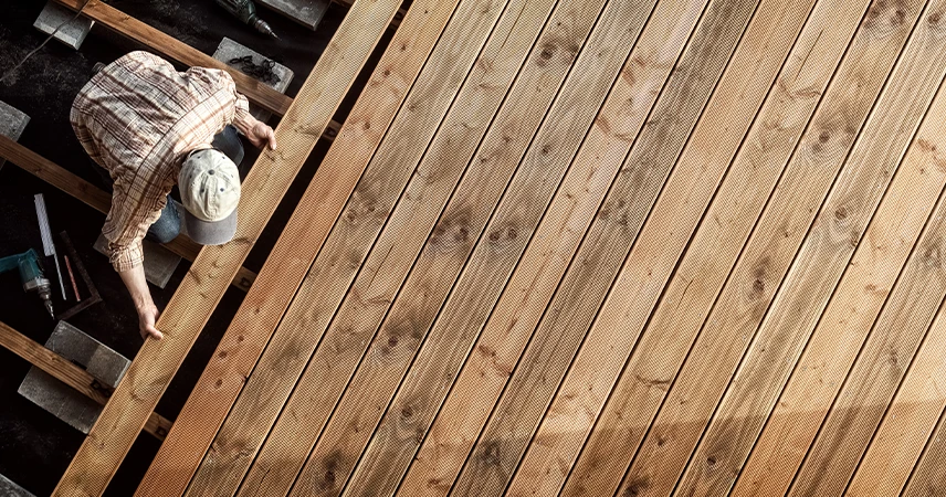 construction d'une terrasse sur plots en bois avec ouvrier