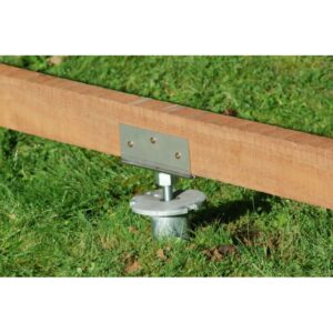 Tête de vis pieux avec tige filetée réglable et équerre métallique fixée sur une poutre en bois au-dessus de la pelouse
