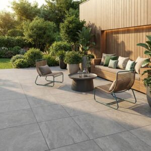 Carrelage antidérapant extérieur effet pierre gris clair sur terrasse avec salon de jardin