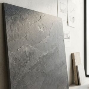 Dalle de carrelage grès cérame grand format gris anthracite effet pierre pour terrasse extérieure