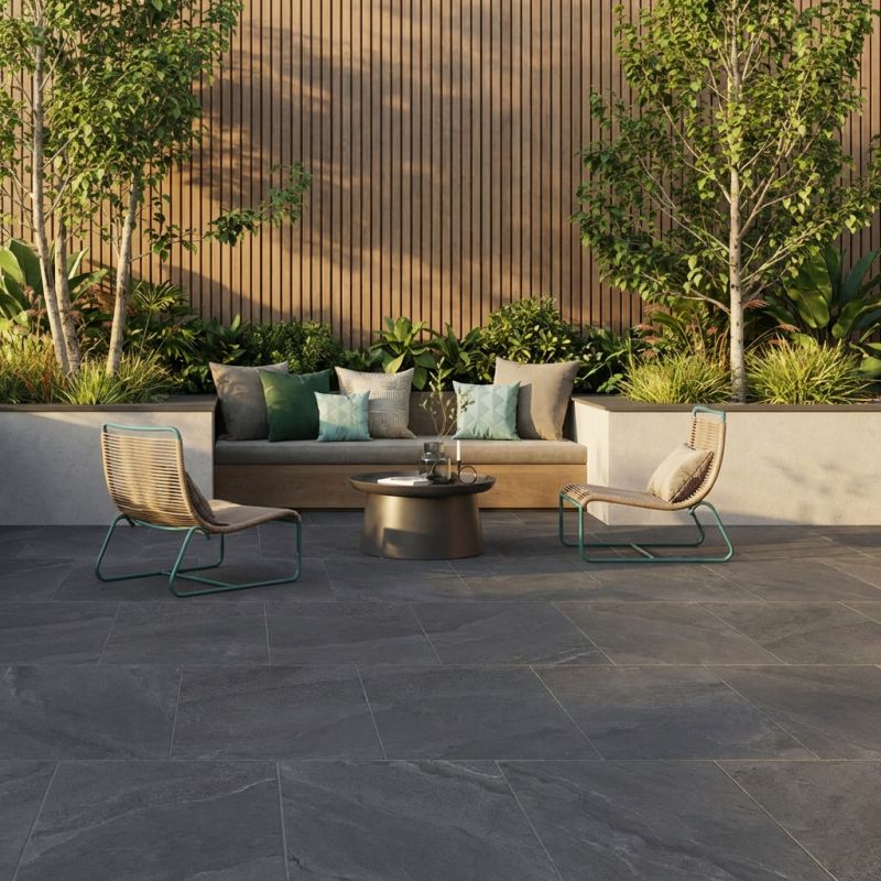 Terrasse en carrelage grès cérame anthracite effet pierre avec salon de jardin