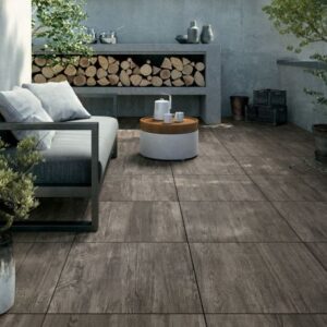 Terrasse en dalles de grès cérame 2 cm effet bois gris avec salon de jardin