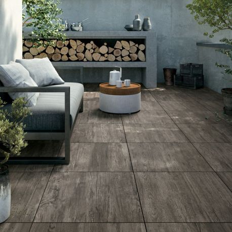 Terrasse en dalles de grès cérame 2 cm effet bois gris avec salon de jardin